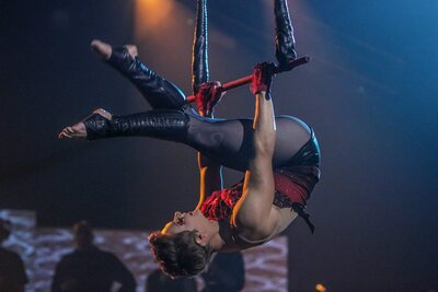 Alia Saurini’s trapeze performance in Las Vegas, Nevada. Left photograph by Danielle DeBruno, right photograph by Tracy Lee