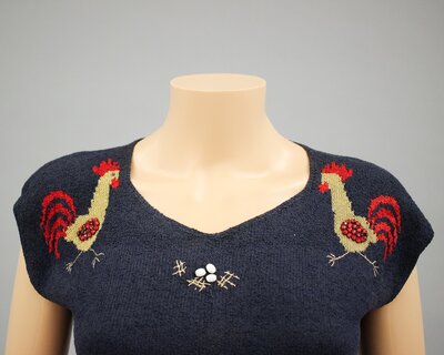 Blouse, ribbon knit with roosters and eggs