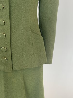 Green suit with leopard collar waist detail