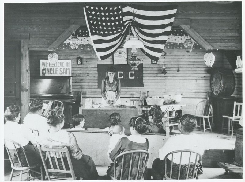 Onoñdag’egá’ women at a canning demonstration on the Onoñdag’egá’ Nation, circa 1918